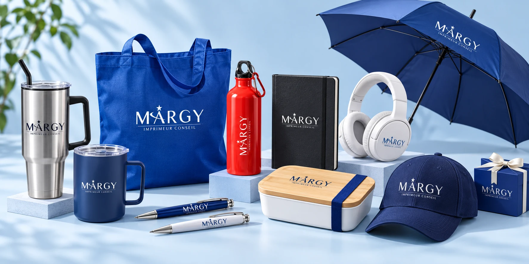 Objets publicitaires personnalisés avec le logo Margy : sacs, gourde, mugs, stylos, carnet, casque et parapluie.